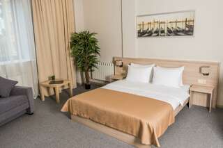 Отель Маркс Иркутск Номер улучшенный с 1 двуспальной кроватью (с завтраком)-1